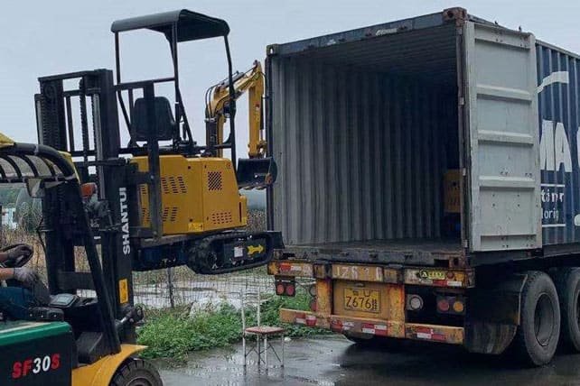 HIXEN-micro excavator-loading-in-container