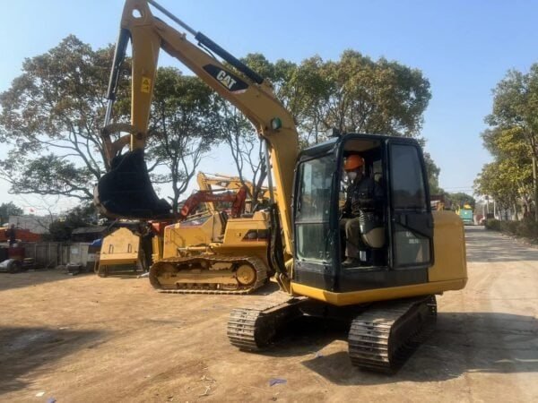 Premium HIXEN excavator with durable design and advanced hydraulic system for efficient construction projects - ideal for digging, grading, and earthmoving tasks.