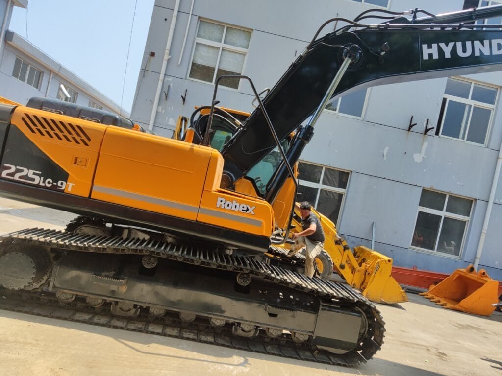Hyundai 225 Excavator
